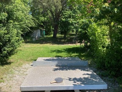 Hébergement insolite en Languedoc-Roussillon avec table de ping-pong en pleine nature.