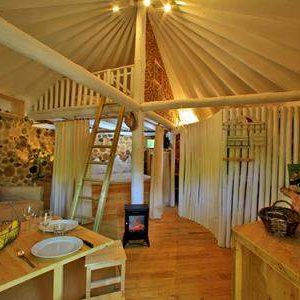 Hébergement insolite en Aquitaine : cabane en bois avec un intérieur chaleureux et lumineux.