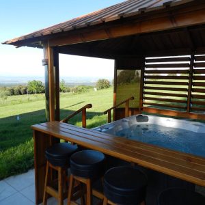 Hébergement insolite en Languedoc-Roussillon avec jacuzzi et vue panoramique sur la nature.