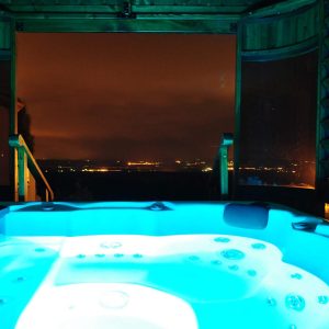 Hébergement insolite en bois avec jacuzzi, vue panoramique sur le Languedoc-Roussillon.