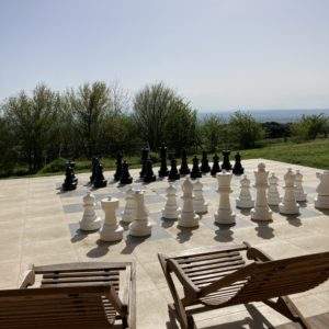 Hébergement insolite en Languedoc-Roussillon avec un grand échiquier extérieur.