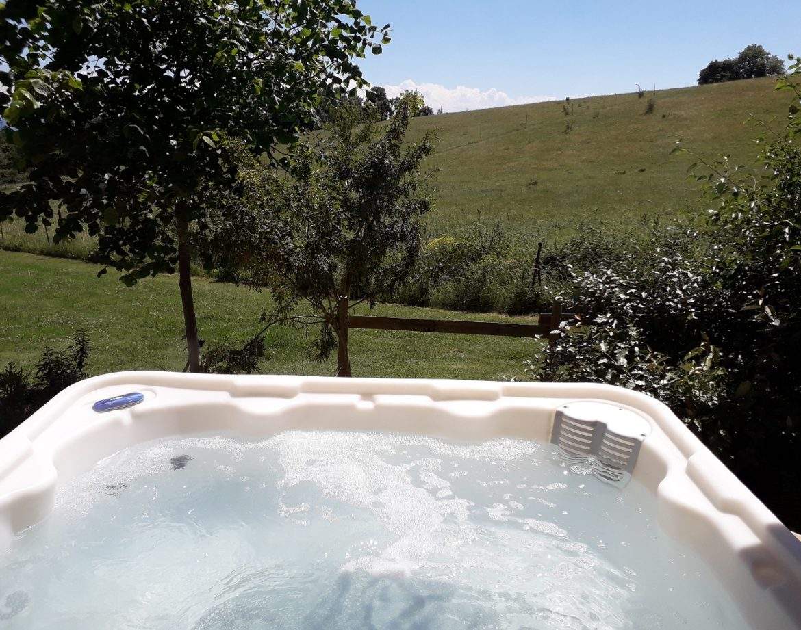 Hébergement insolite en Languedoc-Roussillon avec jacuzzi et vue sur la nature verdoyante.