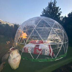 Dôme transparent en Corse, offrant une vue imprenable sur la nature environnante.