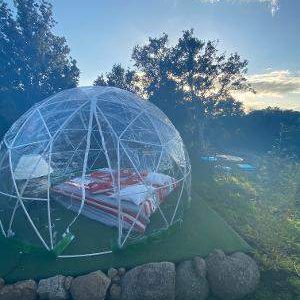 Dôme transparent en Corse, offrant une vue imprenable sur la nature environnante.