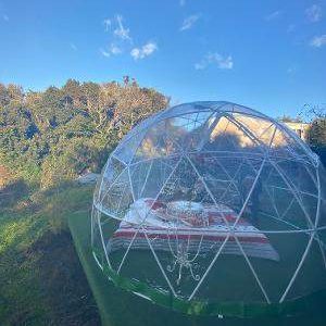 Dôme transparent en Corse, offrant une vue imprenable sur la nature environnante.