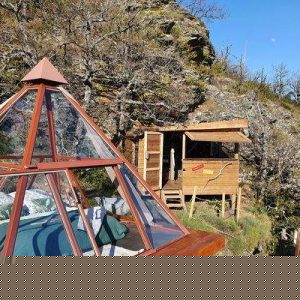 Cabane en bois avec vue panoramique, entourée de nature dans le Languedoc-Roussillon.