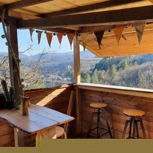 Cabane perchée en Languedoc-Roussillon avec vue panoramique et décoration boisée.
