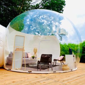 Hébergement insolite en bulle transparente, offrant un espace moderne et lumineux.