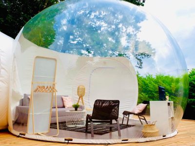 Hébergement insolite en bulle transparente, offrant un espace moderne et lumineux.