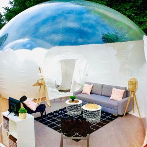 Hébergement insolite en bulle transparente, salon moderne et cosy au cœur de la nature.