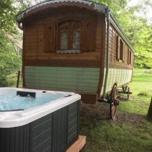Roulotte en bois avec jacuzzi, nichée dans un cadre verdoyant au Centre.