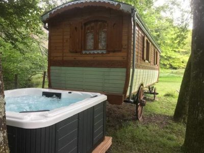 Roulotte en bois avec jacuzzi, nichée dans un cadre verdoyant au Centre.