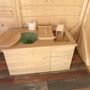 Hébergement insolite à Champagne-Ardenne avec toilettes en bois, ambiance chaleureuse.