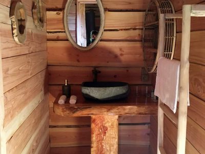 Salle de bain en bois dans un hébergement insolite en Auvergne-Rhône-Alpes.