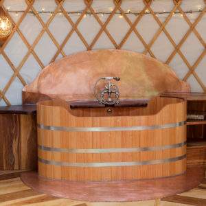 Intérieur dune yourte en Bourgogne avec un bar en bois chaleureux et élégant.