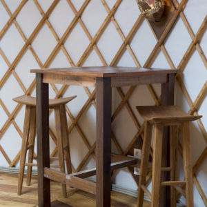 Yourte en Bourgogne avec un bar en bois et des tabourets élégants.