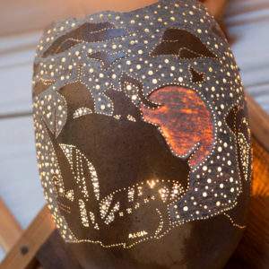 Hébergement insolite en Bourgogne : lampe en pierre décorative illuminée, ambiance chaleureuse.