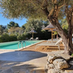 Hébergement insolite en Provence-Alpes-Côte dAzur, avec piscine et chaises longues ombragées.