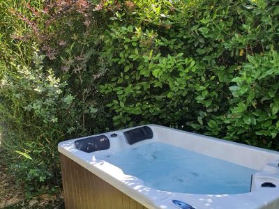 Hébergement insolite en Provence-Alpes-Côte dAzur avec jacuzzi entouré de verdure luxuriante.