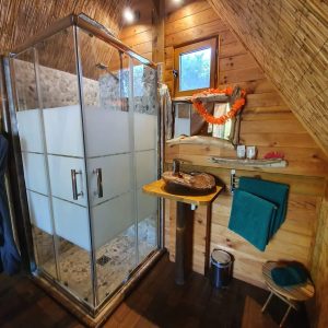 Douche moderne dans un hébergement insolite en bois en Provence-Alpes-Côte dAzur.