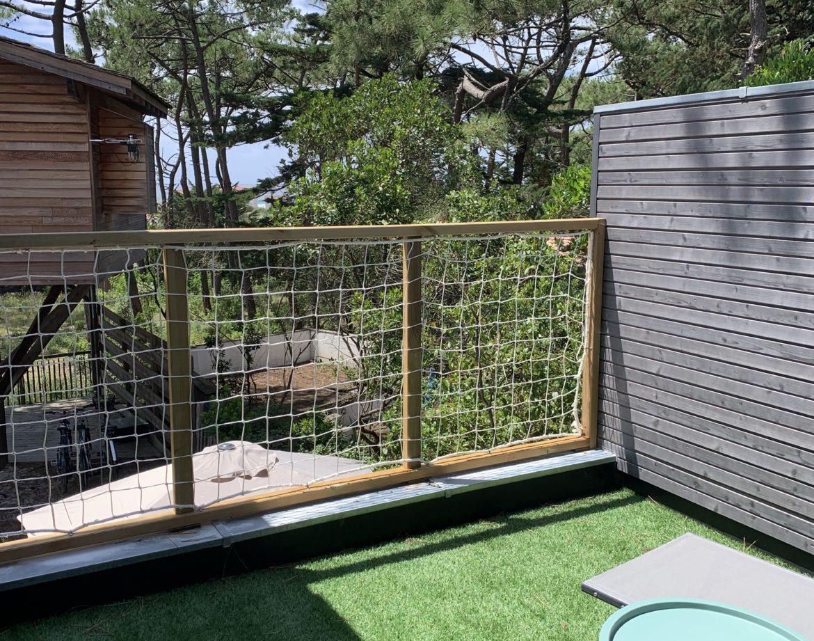 Cabane perchée en Aquitaine avec terrasse verdoyante et vue sur la nature.
