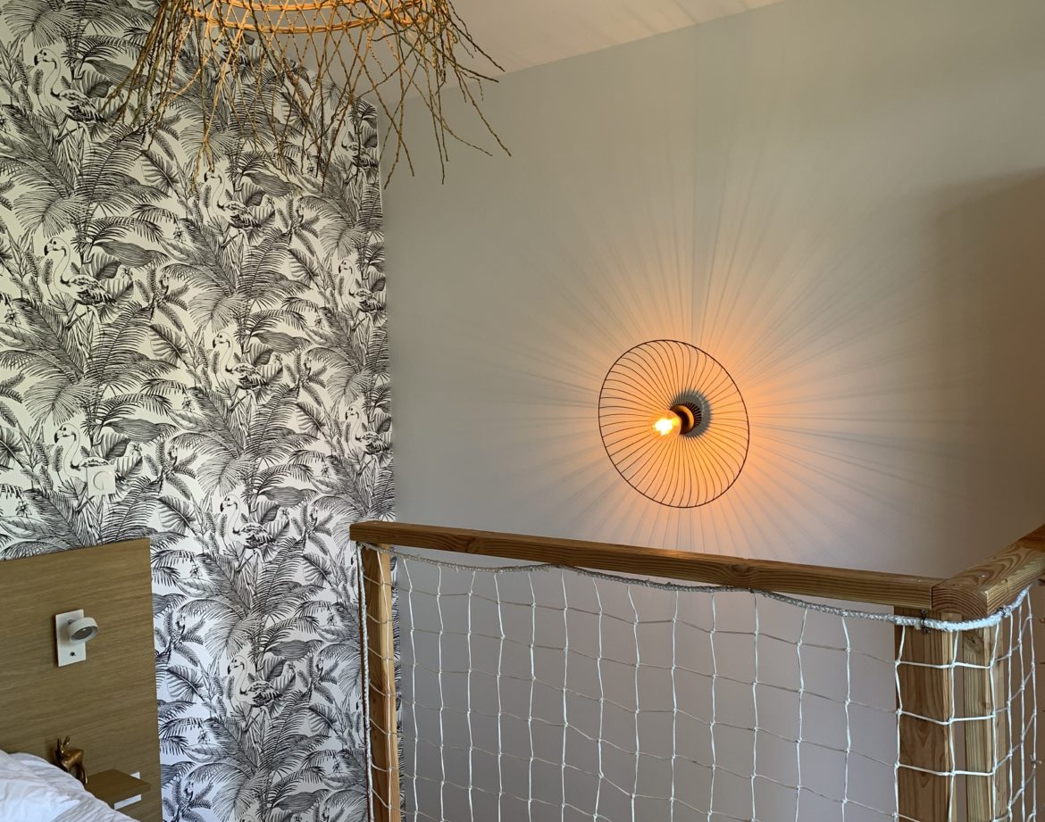 Hébergement insolite en Aquitaine : chambre avec décoration moderne et luminaires en osier.