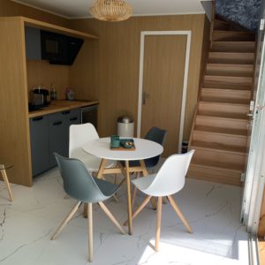 Hébergement insolite en Aquitaine : charmant loft avec cuisine moderne et escalier en bois.