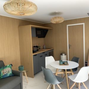 Hébergement insolite en Aquitaine : cocon moderne avec cuisine ouverte et décoration chaleureuse.