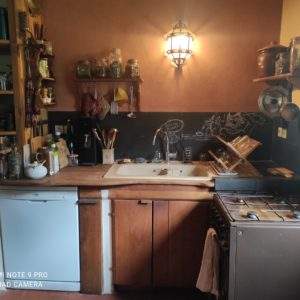 Cuisine chaleureuse dun hébergement insolite en Bourgogne, bois et ambiance rustique.