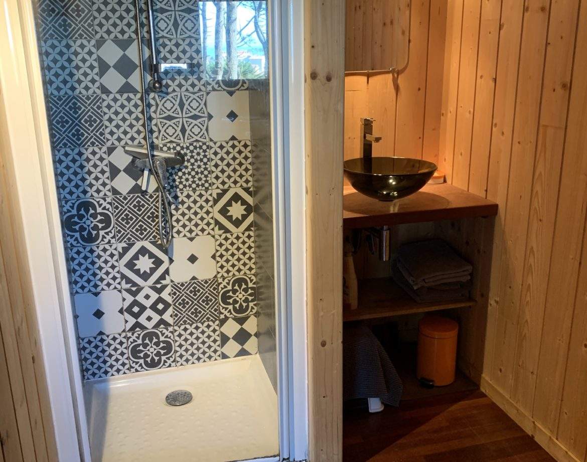 Cabane en bois en Aquitaine, avec une salle de bain au design moderne et coloré.