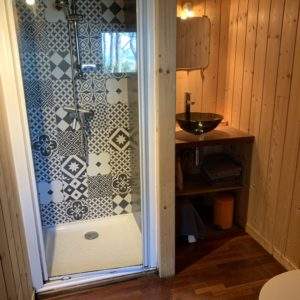 Cabane en bois en Aquitaine, avec une salle de bain au design moderne et coloré.