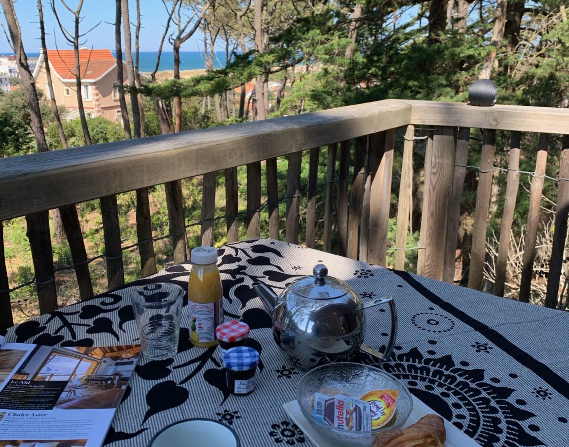 Terrasse dun hébergement insolite en Aquitaine, vue sur la mer et petit-déjeuner.