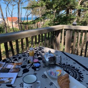 Terrasse dun hébergement insolite en Aquitaine, vue sur la mer et petit-déjeuner.