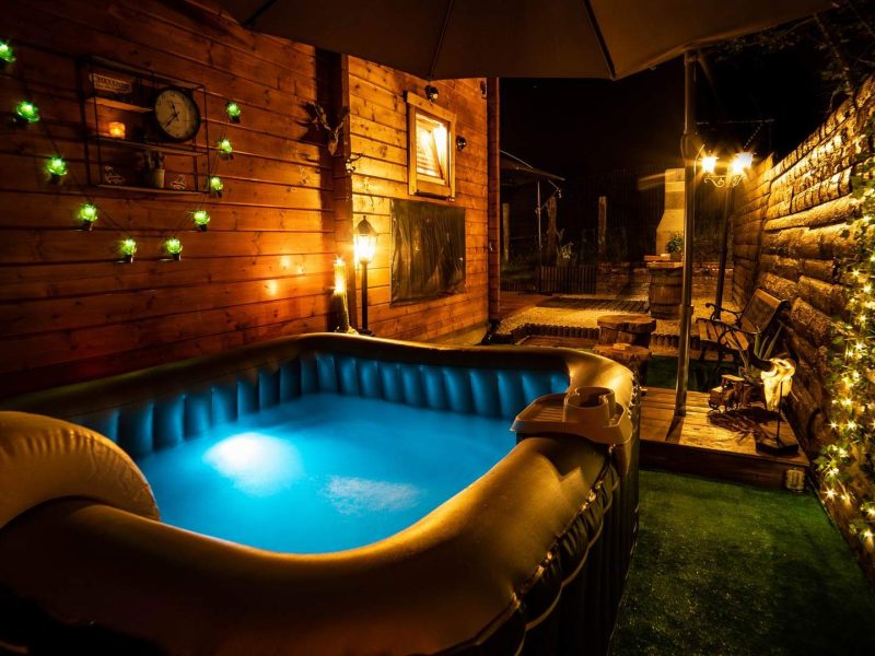 Hébergement insolite en Auvergne-Rhône-Alpes avec jacuzzi lumineux sous une ambiance cosy.