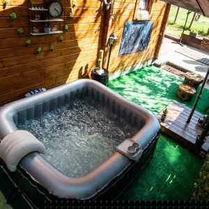 Hébergement insolite en Auvergne-Rhône-Alpes avec jacuzzi extérieur et ambiance boisée.