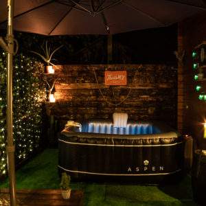 Hébergement insolite en Auvergne-Rhône-Alpes avec jacuzzi sous un ciel étoilé.