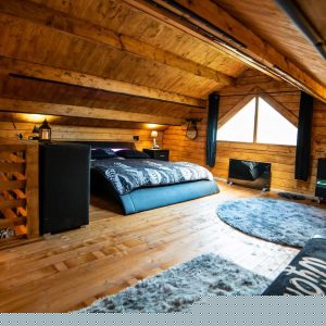 Chalet en bois avec un intérieur chaleureux et une vue panoramique sur la montagne.
