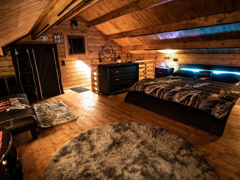 Chalet en bois avec un lit king-size et un décor chaleureux et moderne.