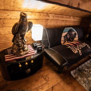 Hébergement insolite en Auvergne-Rhône-Alpes, intérieur en bois avec une statue daigle.