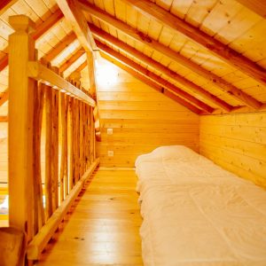 Chalet en bois avec mezzanine, ambiance chaleureuse et lumineuse en Aquitaine.