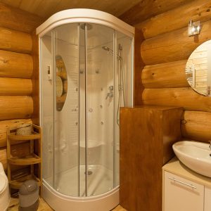 Salle de bain en bois dans un hébergement insolite en Aquitaine, avec douche moderne.