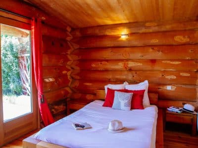 Chalet en bois chaleureux avec lit douillet et vue sur la nature en Aquitaine.