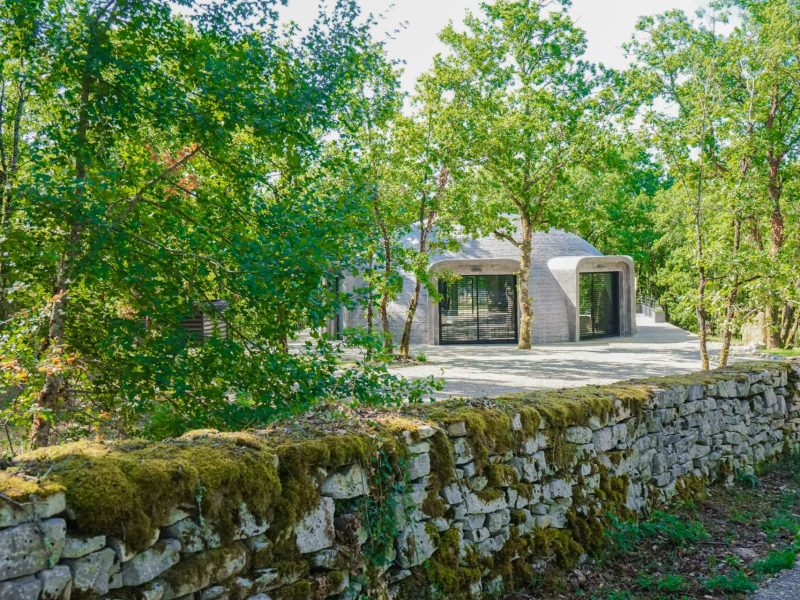 Hébergement insolite en Limousin : maison moderne entourée darbres verdoyants.