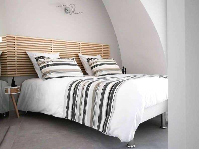 Chambre dhôtel moderne avec lit double et décor épuré aux lignes élégantes.