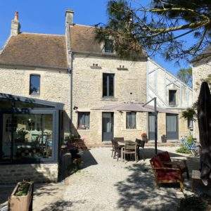 Charmante maison en pierre avec terrasse, située en Basse-Normandie.
