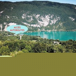 Wyoming Lodge en Auvergne-Rhône-Alpes, entouré de verdure et près dun lac turquoise.