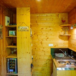Cabane en bois en Aquitaine avec cuisine équipée et ambiance chaleureuse.