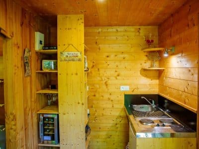 Cabane en bois en Aquitaine avec cuisine équipée et ambiance chaleureuse.