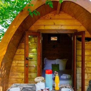 Hébergement insolite en Aquitaine : cabane en bois avec terrasse et petit-déjeuner.