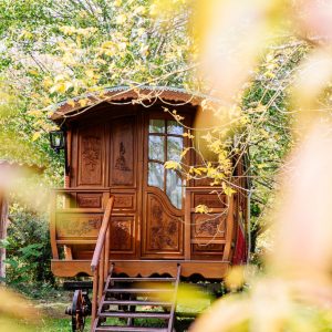 Charmante roulotte en bois, nichée dans la verdure dAquitaine, idéale pour un séjour insolite.